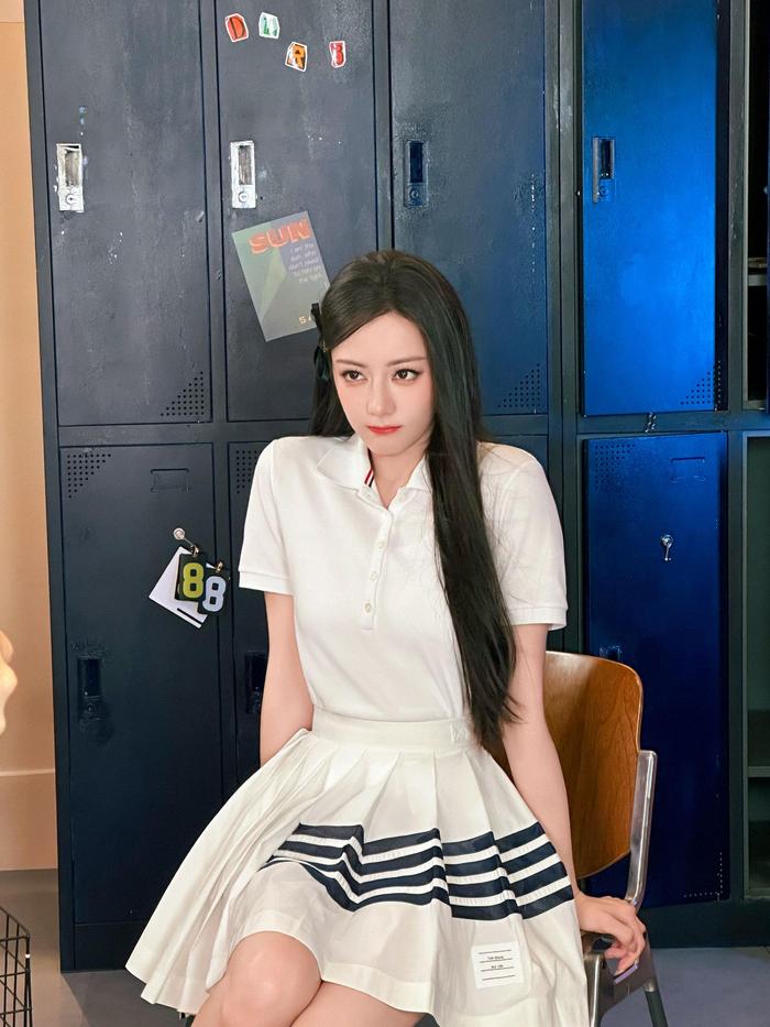 迪丽热巴白衣短裙亮相分享健康生活妙招