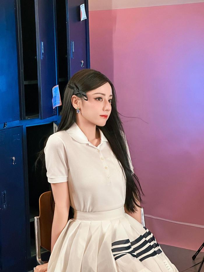 迪丽热巴白衣短裙亮相分享健康生活妙招
