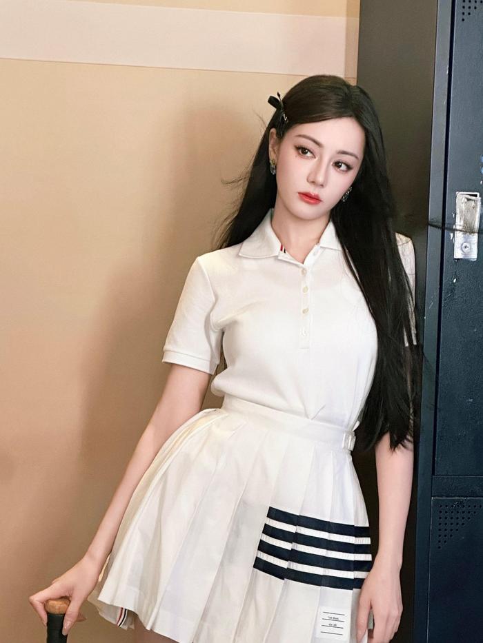 迪丽热巴白衣短裙亮相分享健康生活妙招