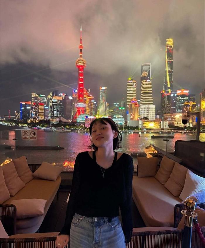 刘慧英发布上海游玩照含快递员休息画面后删除