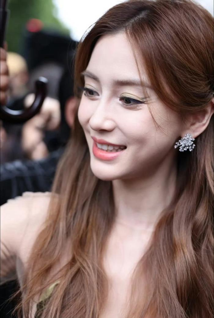 Angelababy时隔两年再登巴黎时装周