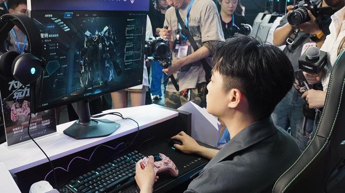 尹正BW开机甲圆梦，现场操控金隼对战制作人