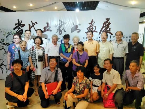 参展艺术家合影(左中三董百振,左中四吴云峰,右后二欧阳艺,右后三高金源,右后四黄耀邦)