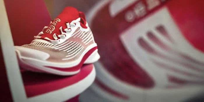 安踏推出氢跑鞋可口可乐联名款 将限量发售