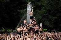 美海军学院举办爬纪念碑仪式  新生搭人梯挤成团