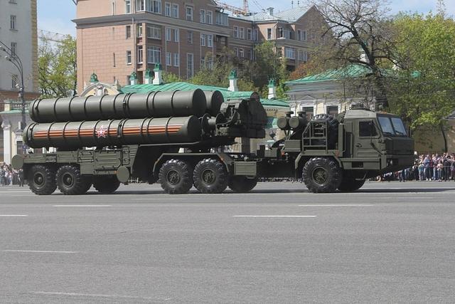 图1 红场阅兵中的S-400防空导弹系统