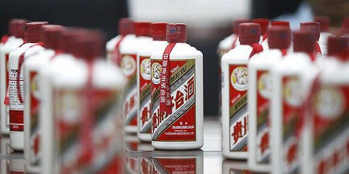 《我的父亲母亲》这部影片是由张艺谋导演,章子怡、郑昊主演的一部震撼人心的爱情电影,主要通过儿子(孙红雷)的讲述来展开,采