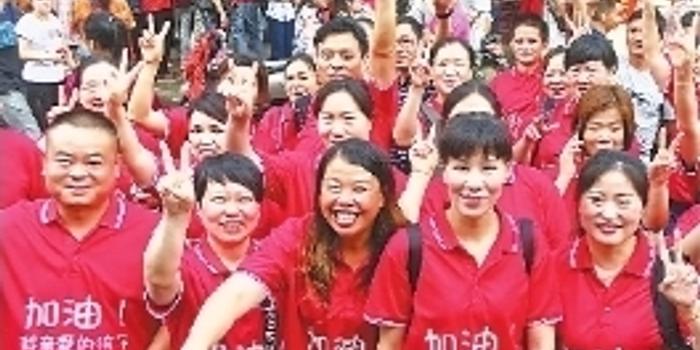 最燃送考老师全班名字披身上:一句话扬起学生嘴角