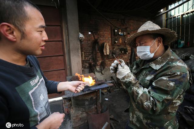 西安大学生痴迷古代兵器 拜师白鹿原铁匠学艺三年圆梦