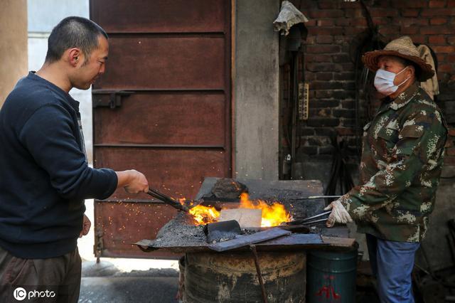 西安大学生痴迷古代兵器 拜师白鹿原铁匠学艺三年圆梦