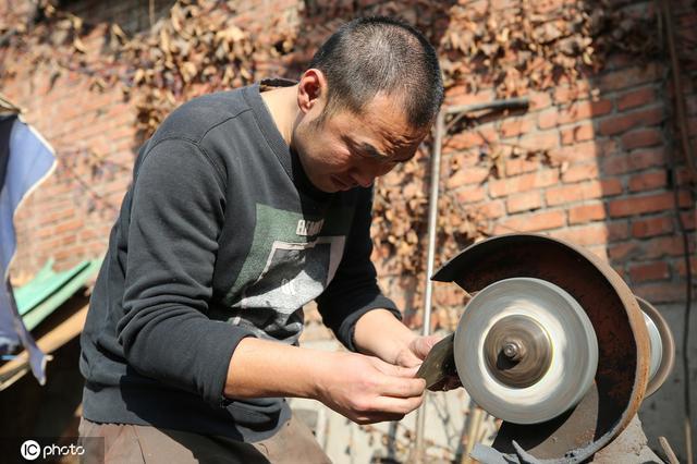 西安大学生痴迷古代兵器 拜师白鹿原铁匠学艺三年圆梦