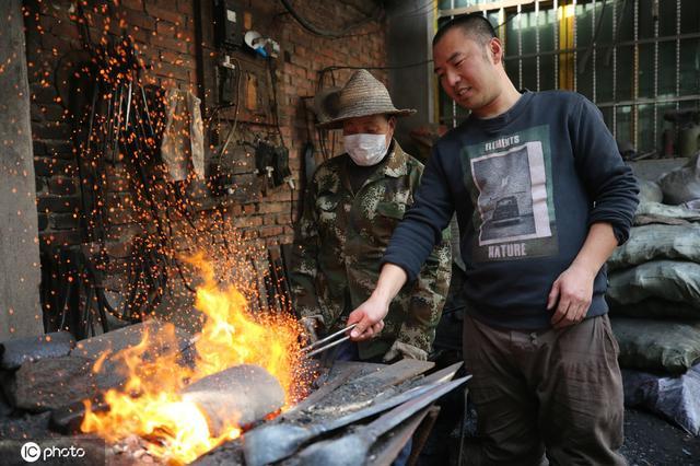 西安大学生痴迷古代兵器 拜师白鹿原铁匠学艺三年圆梦