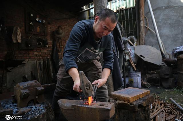 西安大学生痴迷古代兵器 拜师白鹿原铁匠学艺三年圆梦