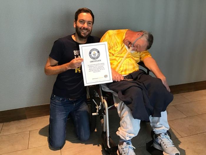 他用轮椅推着渐冻症病人，全马跑进3小时，创世界纪录！