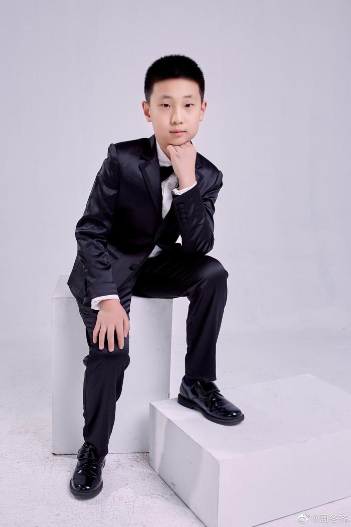 林永健9岁儿子近照曝光，穿黑色西装耍酷，父子俩长得一模一样
