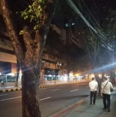 中国女子菲律宾街头遭绑架 半截腿露出车外，挣扎呼喊仍被带离