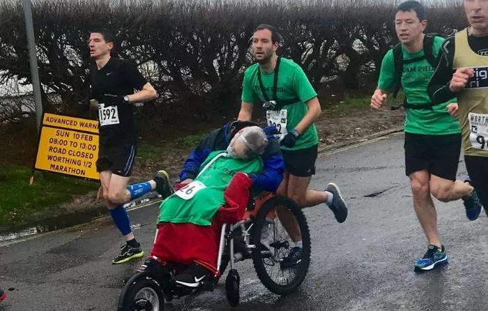 他用轮椅推着渐冻症病人，全马跑进3小时，创世界纪录！
