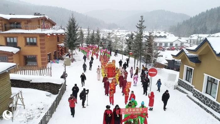 10对中外“新人”在中国雪乡举行集体婚礼