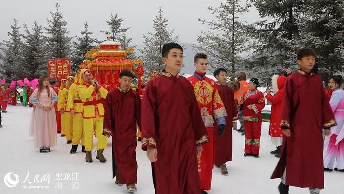 10对中外“新人”在中国雪乡举行集体婚礼