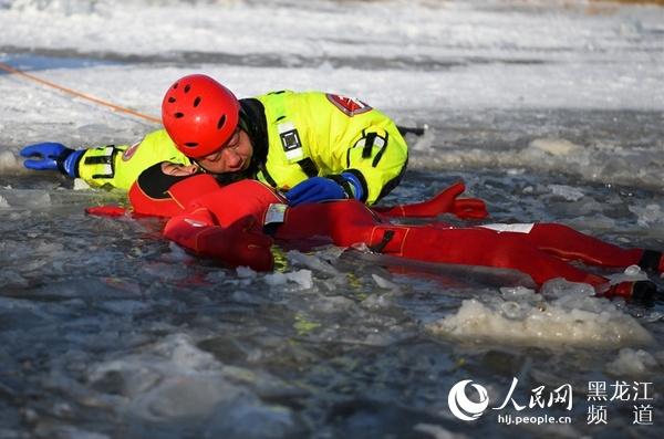哈尔滨市消防救援支队开展冰上事故救援实战联合演练