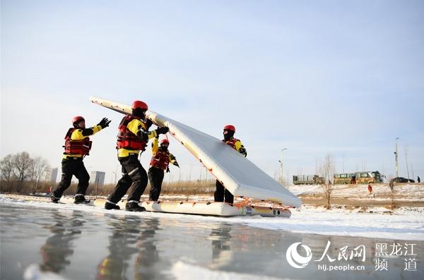 哈尔滨市消防救援支队开展冰上事故救援实战联合演练