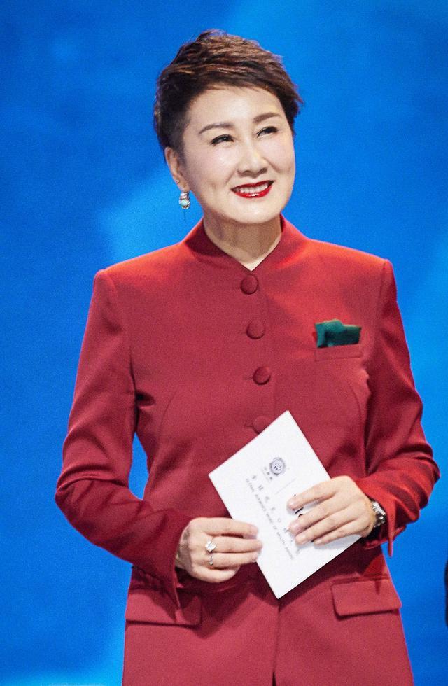 57岁张凯丽高调亮相活动，穿中国红西装优雅大气，短发红唇很抢镜
