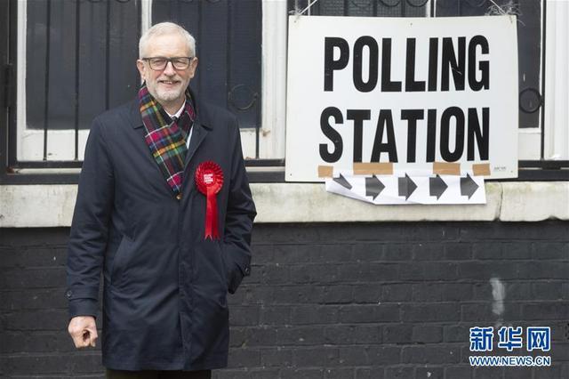 英国工党领袖科尔宾为议会下院选举投票