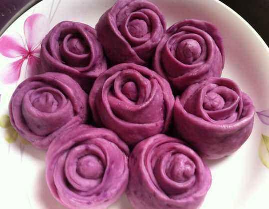 【药食同源】它的营养丰富，其中富含的维生素A可以改善视力，用它做的紫色玫瑰花馒头漂亮又好吃~