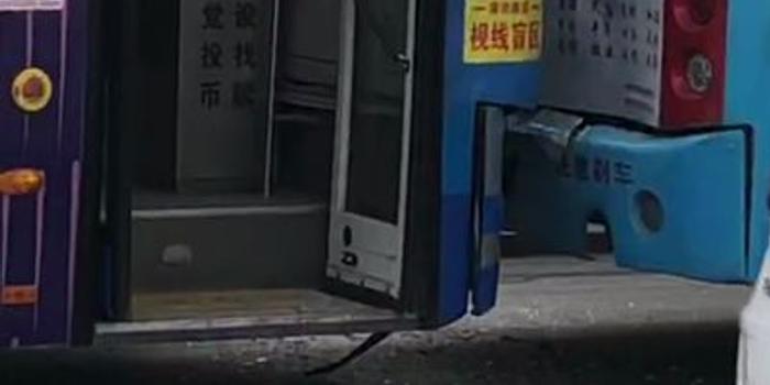 贵阳两公交追尾8伤 前车司机:见电瓶车摔倒急刹车