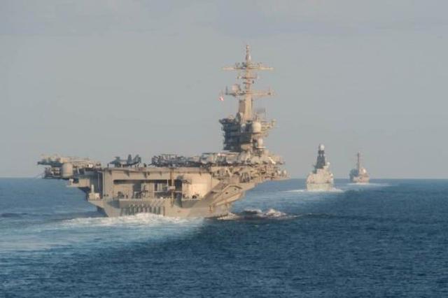 20艘伊朗舰艇包围美军航母，上百枚导弹紧张瞄准：现场照曝光