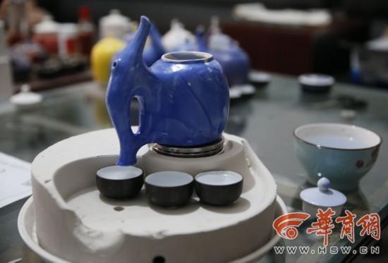 64岁老师傅研究20年制出神奇茶壶 按住壶把小孔就能控制水流