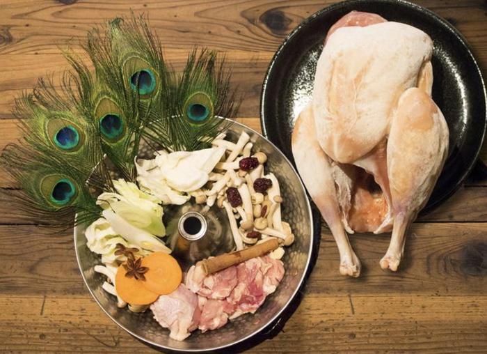 日本冲绳宫古岛“孔雀成灾”，不速之客成桌上美食