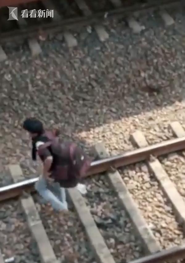 视频｜火车迎面驶来眼看要撞上 横穿铁轨男孩躺地躲过
