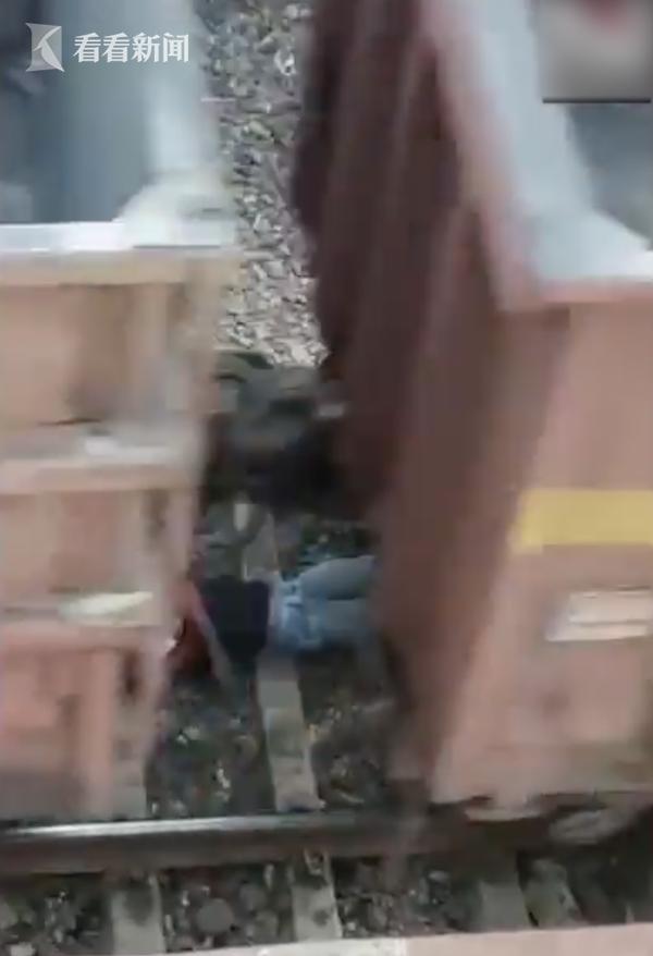视频｜火车迎面驶来眼看要撞上 横穿铁轨男孩躺地躲过