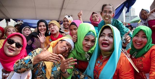 比谁嗓门大！印尼举办大喊比赛 家庭主妇喊出心声