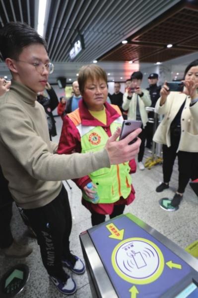 苏e行“爱心码”明年3月上线 残疾人坐地铁马上就能扫脸进站了