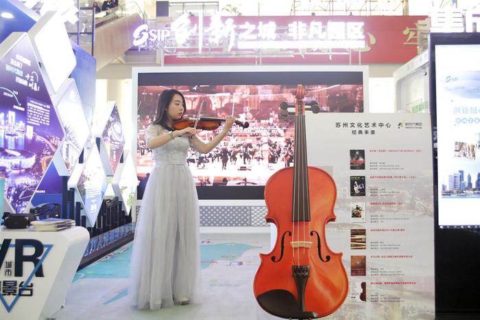小提琴快闪秀亮相虹桥高铁站 国际范儿的苏州工业园区风靡上海