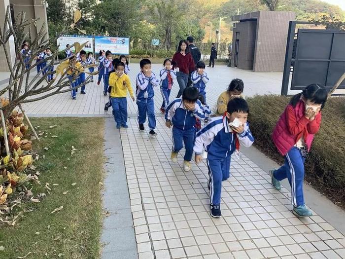 梅县消防到外国语学校富力城附属小学开展消防应急疏散演练