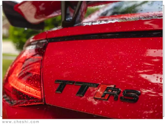奥迪新TT RS实拍！搭2.5T增压，大嘴格栅更霸气，车尾还自带尾翼