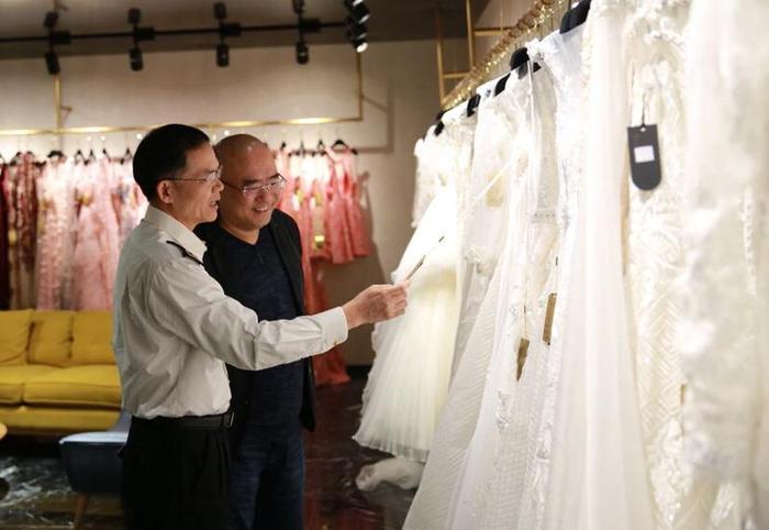 今年1至11月份，潮州婚纱晚礼服出口总值约6.5亿元