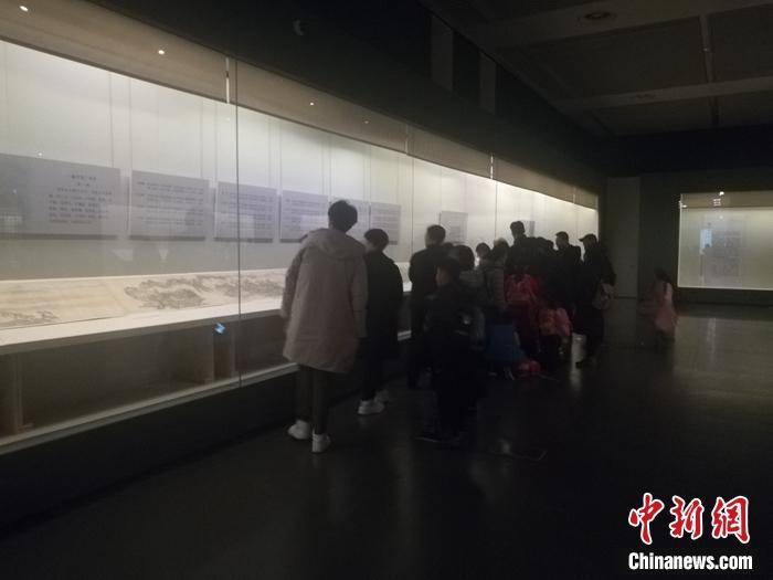 展厅中的观众(上官云 摄)