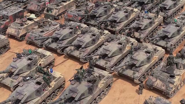 图片:在泰国陆军中承担“蓝军”的第22特种骑兵营,展示钢铁洪流。