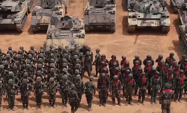 图片:扮演缅甸陆军的69-IIM坦克手们,红领巾是其特色。