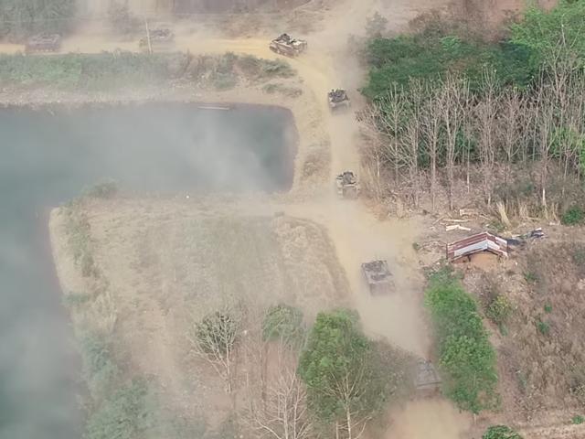 图片:第22特种骑兵营在泰国特色的山林地带执行进攻作战演习任务。