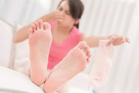 天天洗脚换袜子还臭脚？了解关于脚臭的4个真相