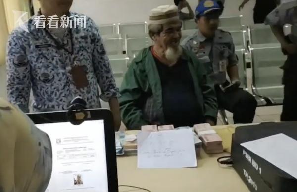 警方逮捕乞讨流浪汉 竟在他包里发现近2亿纸钞