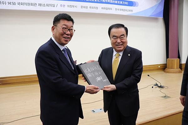 王毅访韩期间，中国企业家和智库与韩方共同举行活动