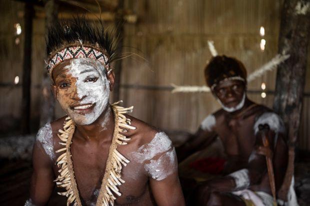 新几内亚食人族曝光，据传58年前，该部落吃掉了洛克菲勒继承人