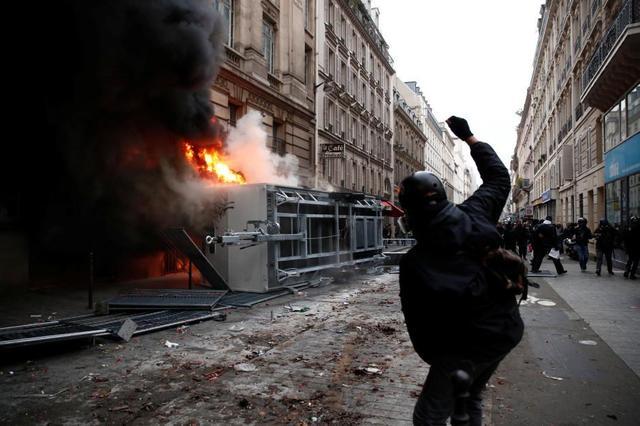 法国遭遇黑色星期四，各地爆发暴力事件，示威者抗议养老金改革