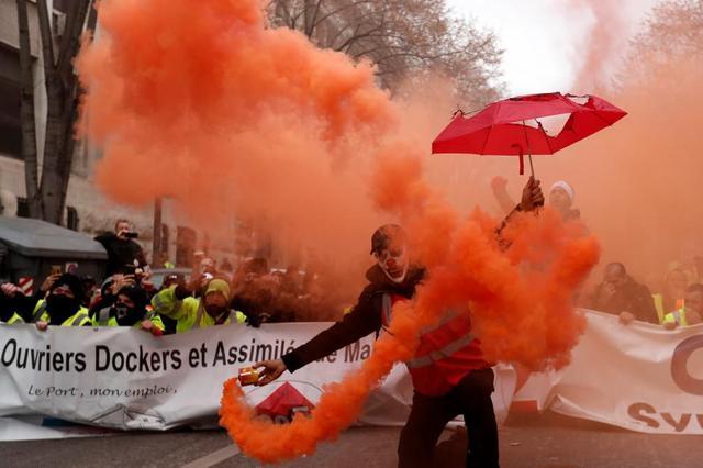 法国遭遇黑色星期四，各地爆发暴力事件，示威者抗议养老金改革